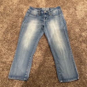 Light/medium wash capris